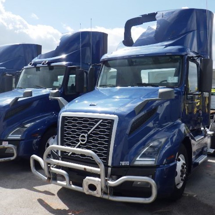 2018 VOLVO VNL300