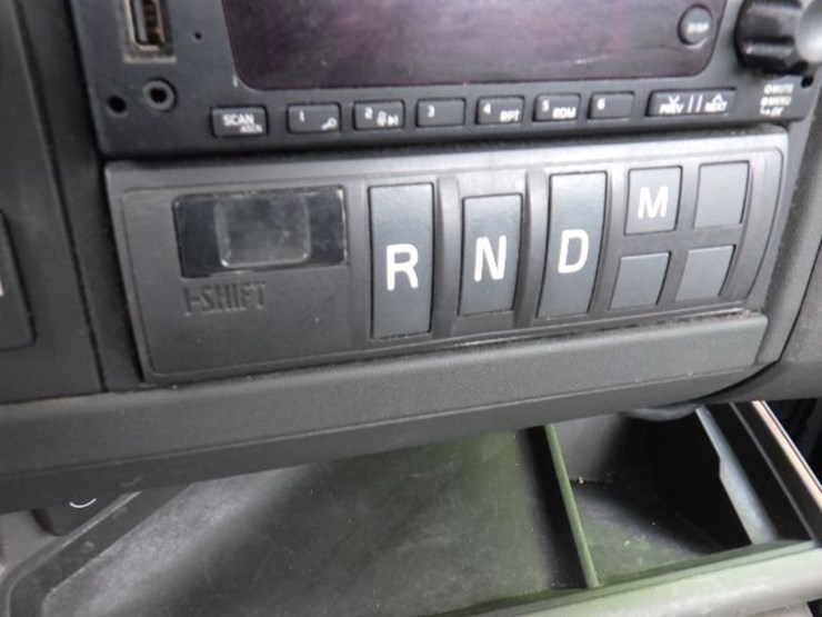 2022-volvo-vnl300-image-18