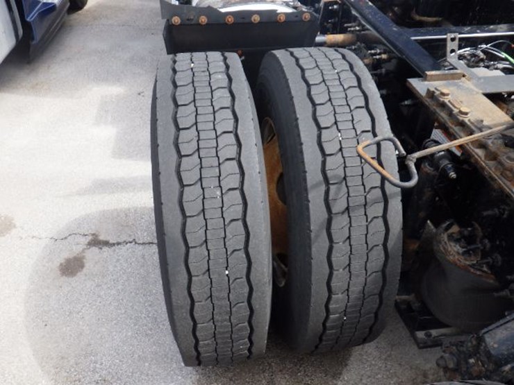 2019-volvo-vnl300-image-14