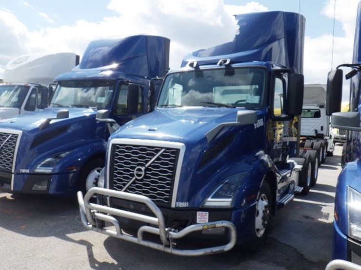 2018-volvo-vnl300-image-1