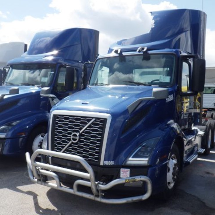 2018 VOLVO VNL300