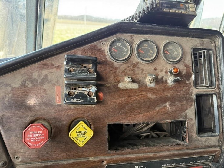 1990-freightliner-fld112-straight-truck-image-14