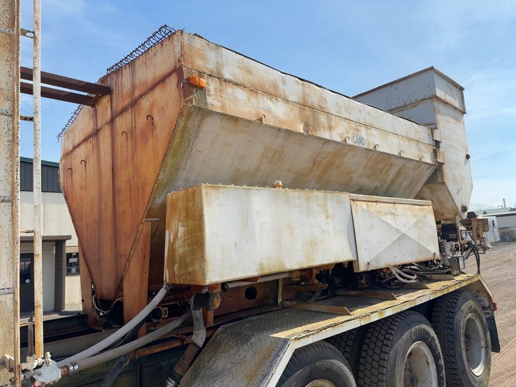 1984-mack-dm686s-image-22