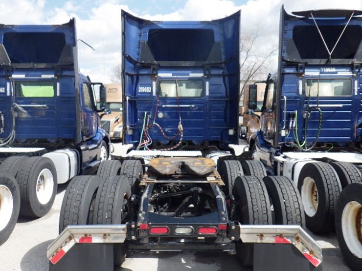 2019-volvo-vnl300-image-9