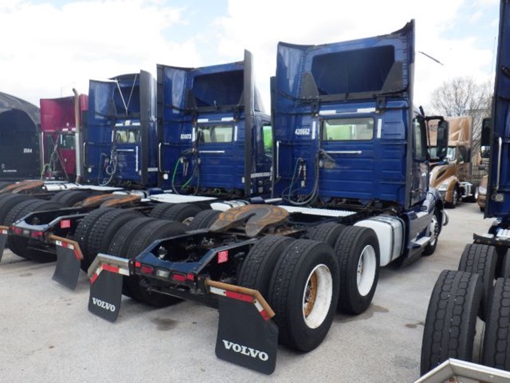 2020-volvo-vnl300-image-8