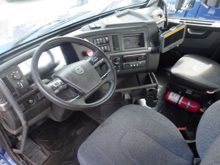 2019-volvo-vnl300-image-16
