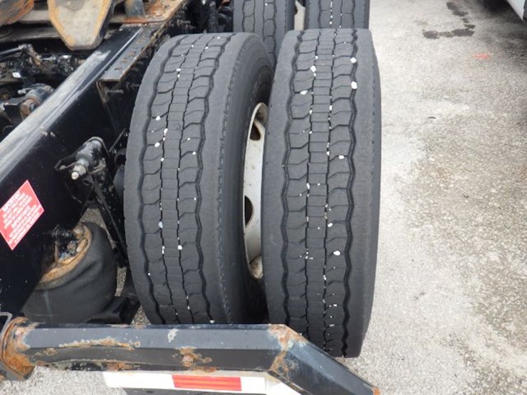 2020-volvo-vnl300-image-9