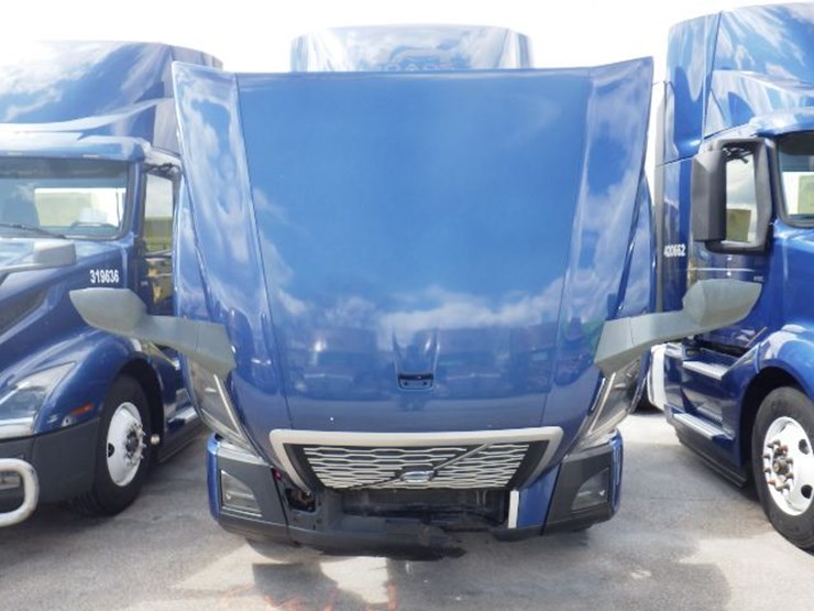 2019-volvo-vnl300-image-22