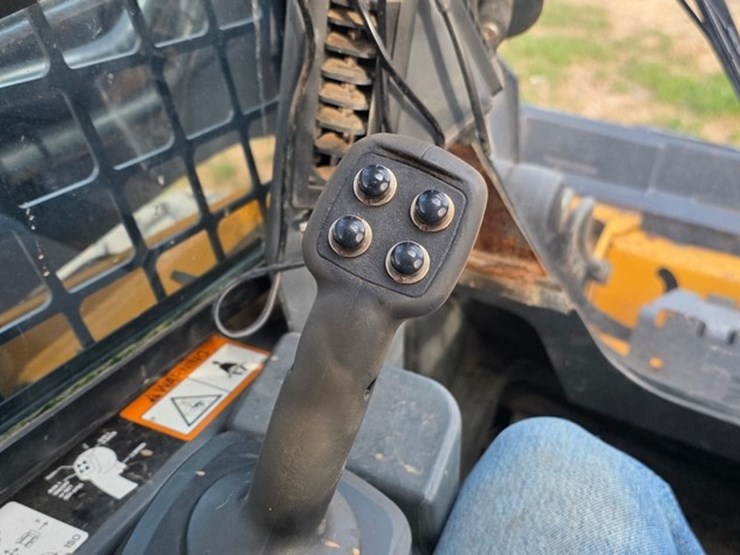 2014-deere-326e-image-52