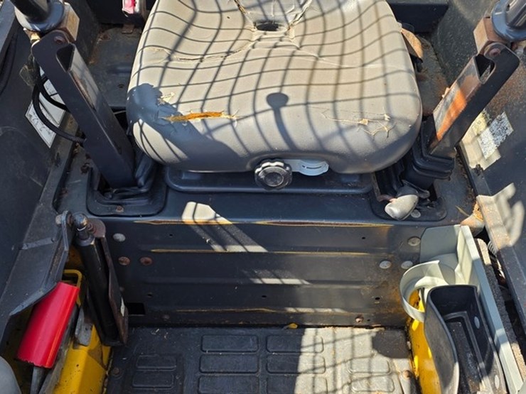 2013-new-holland-l220-image-34