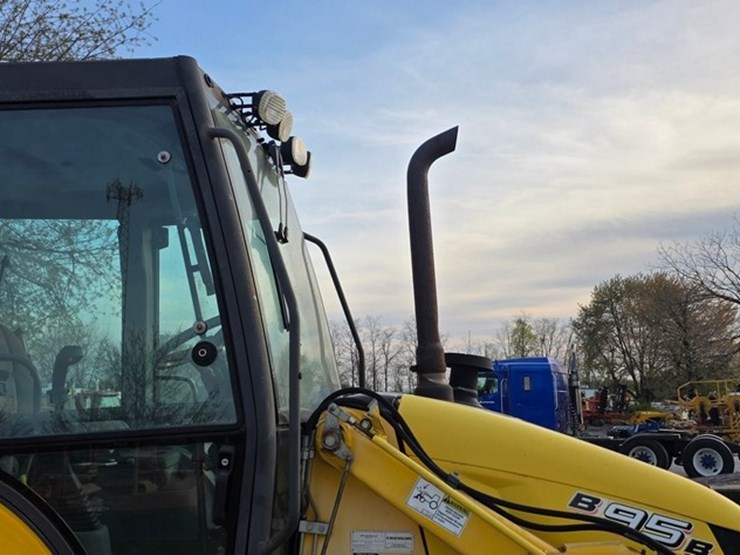 2009-new-holland-b95b-image-12