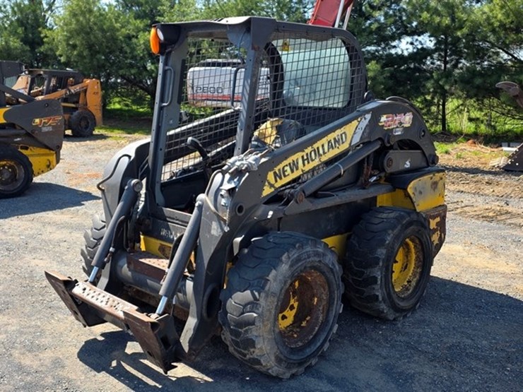 2013-new-holland-l220-image-2