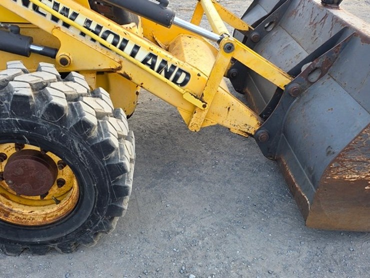 2009-new-holland-b95b-image-8