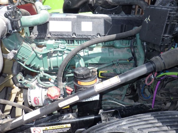 2022-volvo-vnl300-image-21