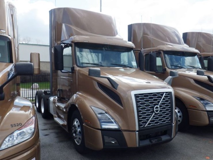 2023-volvo-vnl300-image-3