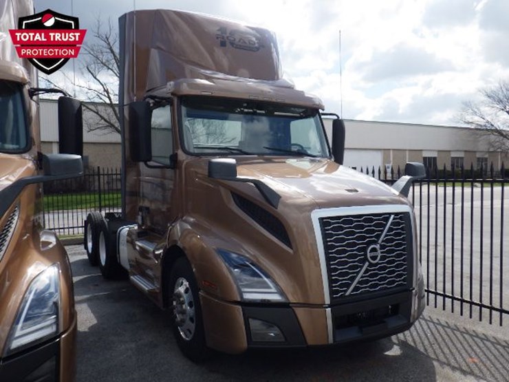 2023-volvo-vnl300-image-3