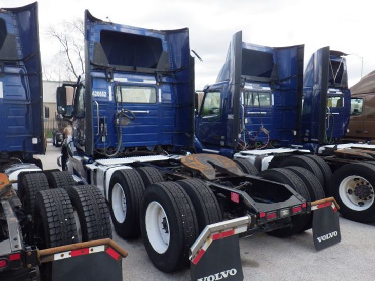 2020-volvo-vnl300-image-11