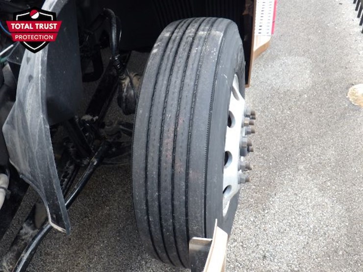 2023-volvo-vnl300-image-17