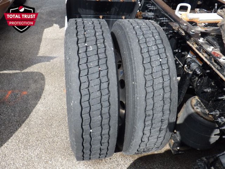 2023-volvo-vnl300-image-11