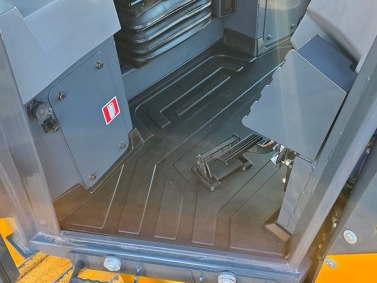 2023-deere-550-lgp-image-64