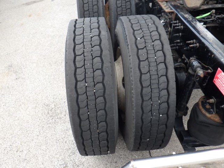 2017-volvo-vnl300-image-14