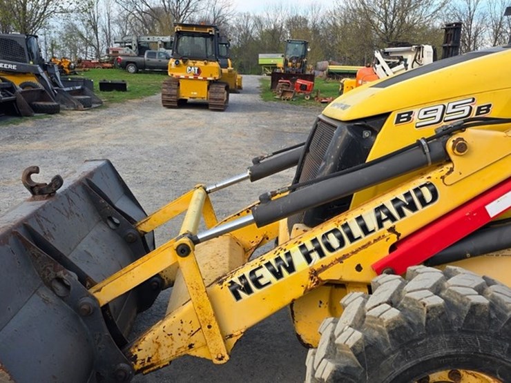 2009-new-holland-b95b-image-41