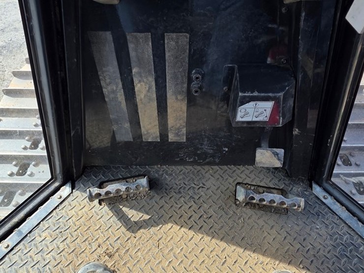 2016-case-750m-lgp-image-68