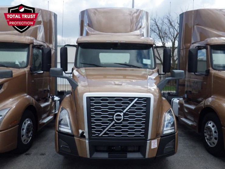 2023-volvo-vnl300-image-2