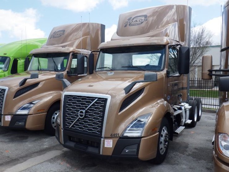 2022-volvo-vnl300-image-1