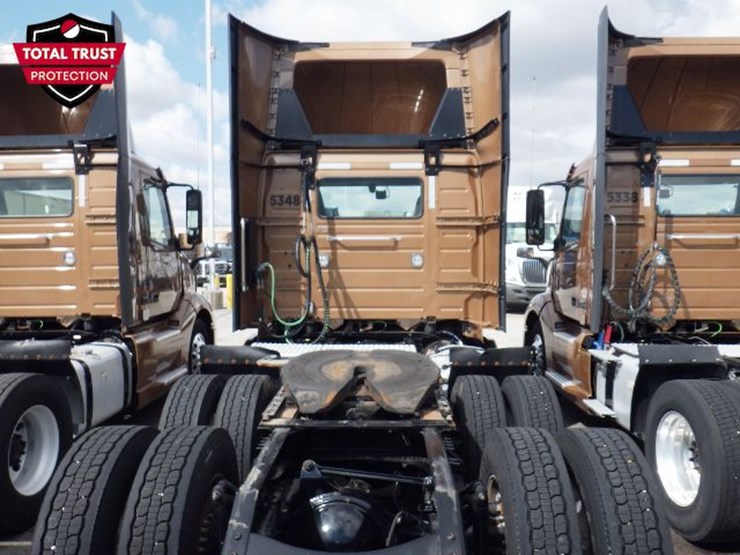 2023-volvo-vnl300-image-7