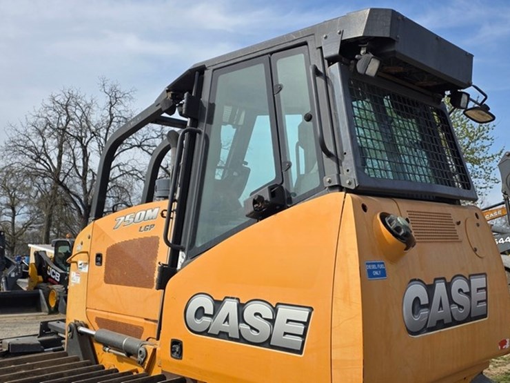 2016-case-750m-lgp-image-26