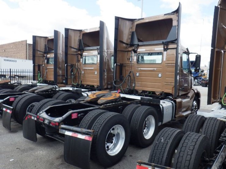 2023-volvo-vnl300-image-8