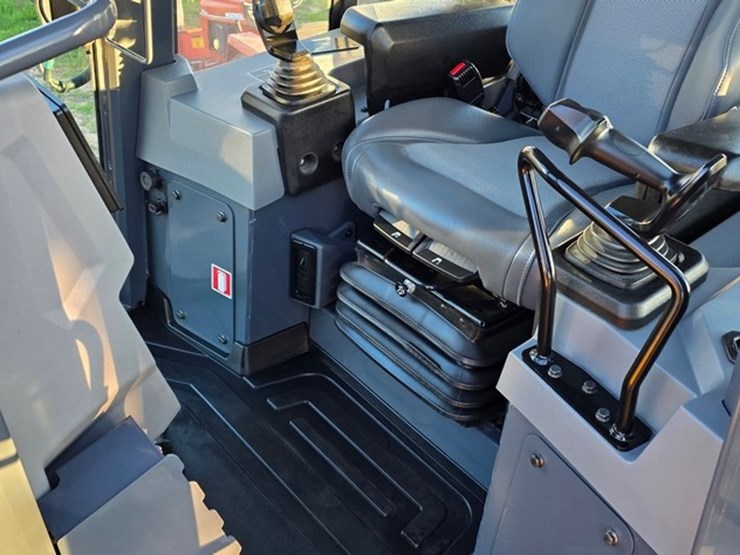 2023-deere-550-lgp-image-69