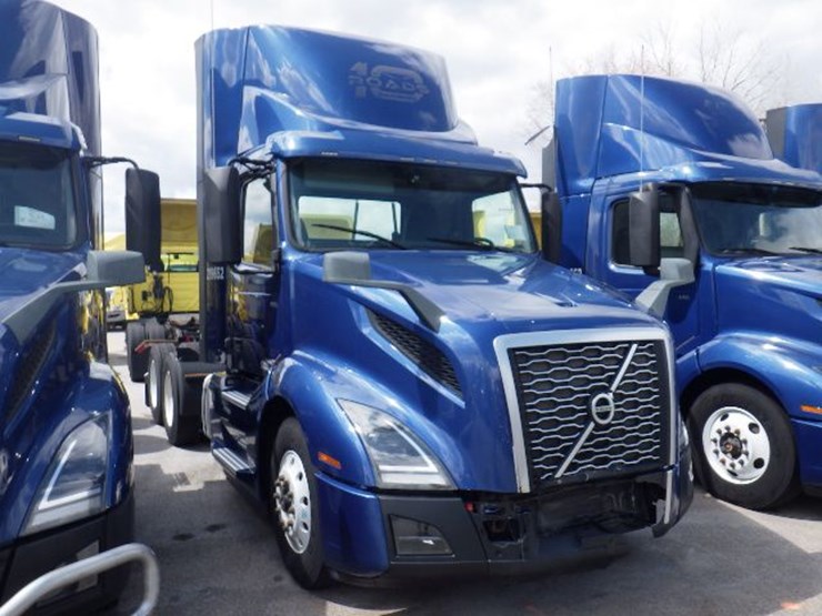 2019-volvo-vnl300-image-4