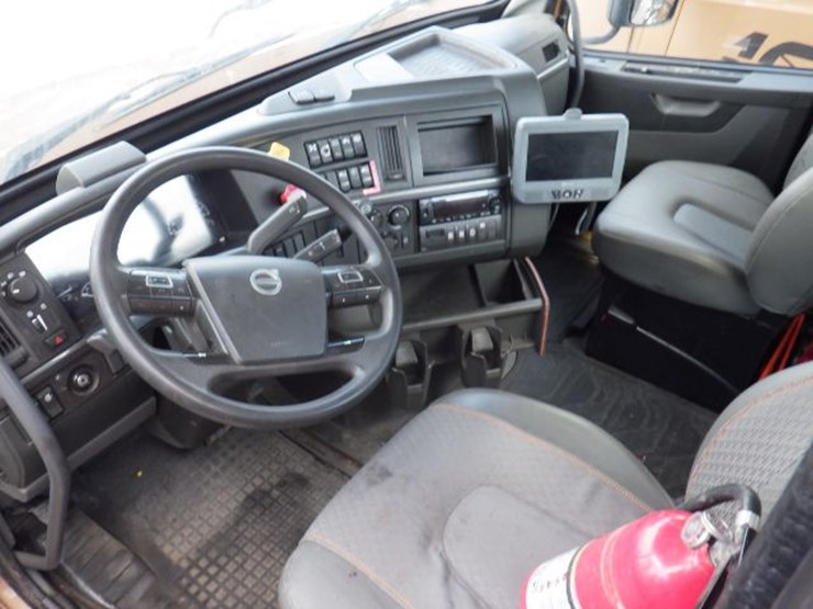 2023-volvo-vnl300-image-18