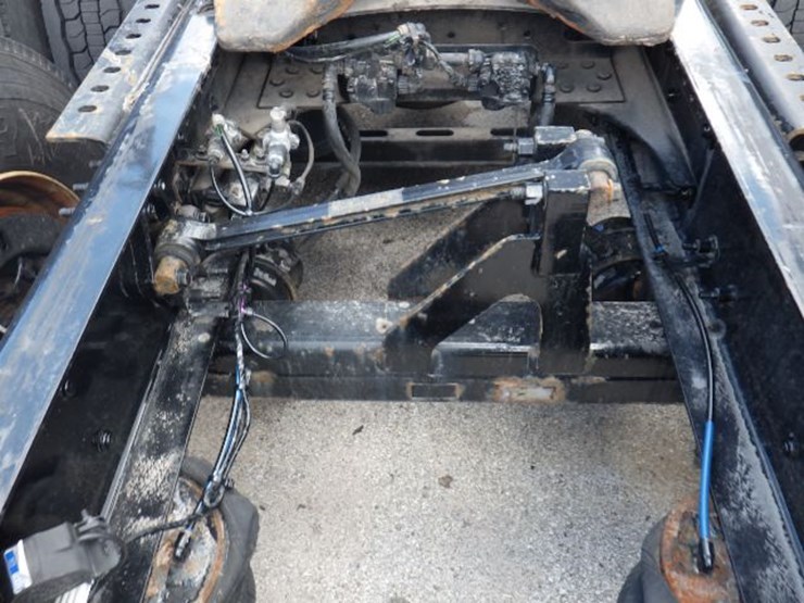 2020-volvo-vnl300-image-10