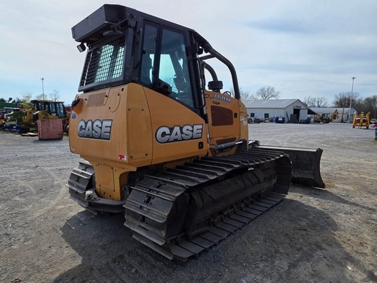 2016-case-750m-lgp-image-3