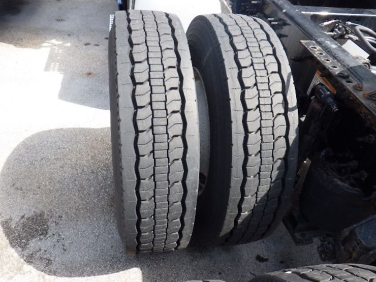 2018-volvo-vnl300-image-13