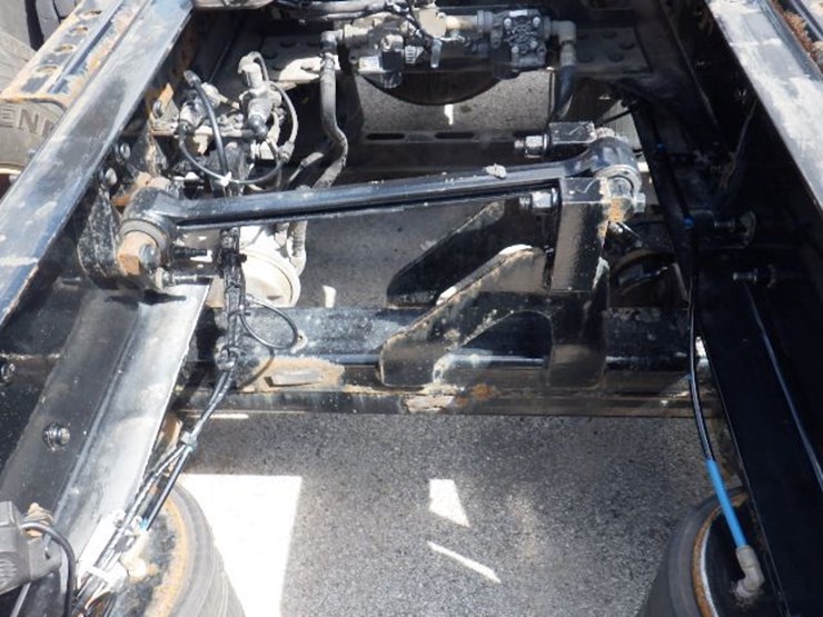 2018-volvo-vnl300-image-10