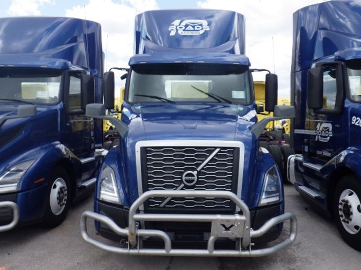 2020-volvo-vnl300-image-2