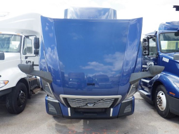 2018-volvo-vnl300-image-20