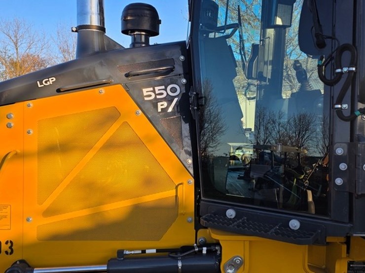 2023-deere-550-lgp-image-17