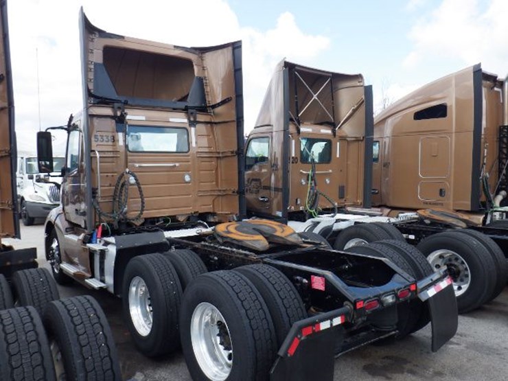 2023-volvo-vnl300-image-11