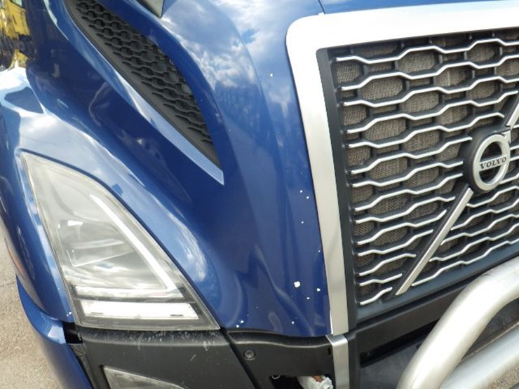 2020-volvo-vnl300-image-4