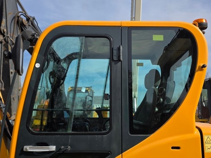 2020-new-holland-e57c-image-19