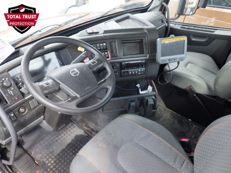 2023-volvo-vnl300-image-12
