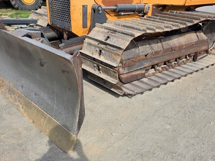 2016-case-750m-lgp-image-6