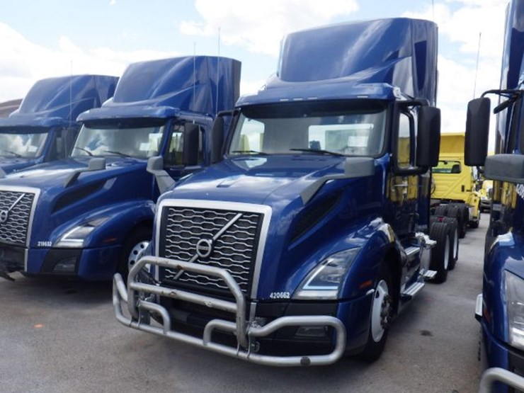 2020-volvo-vnl300-image-1