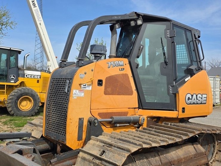 2016-case-750m-lgp-image-7