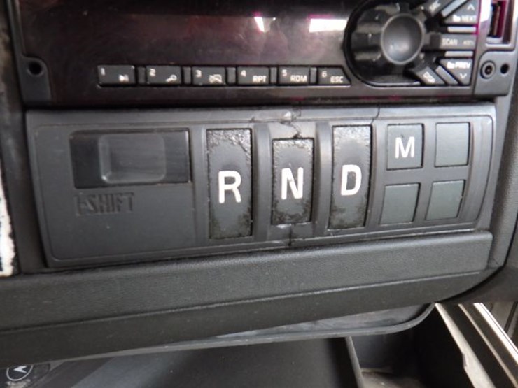 2018-volvo-vnl300-image-16